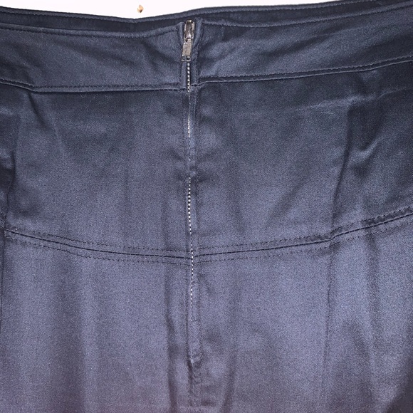 Marc Jacobs Black Fishtail Skirt. Size 8 - Picture 5 of 5